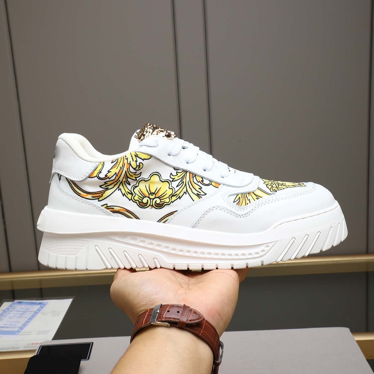 Damen Sneaker im eleganten Design mit floralen Mustern von R&B