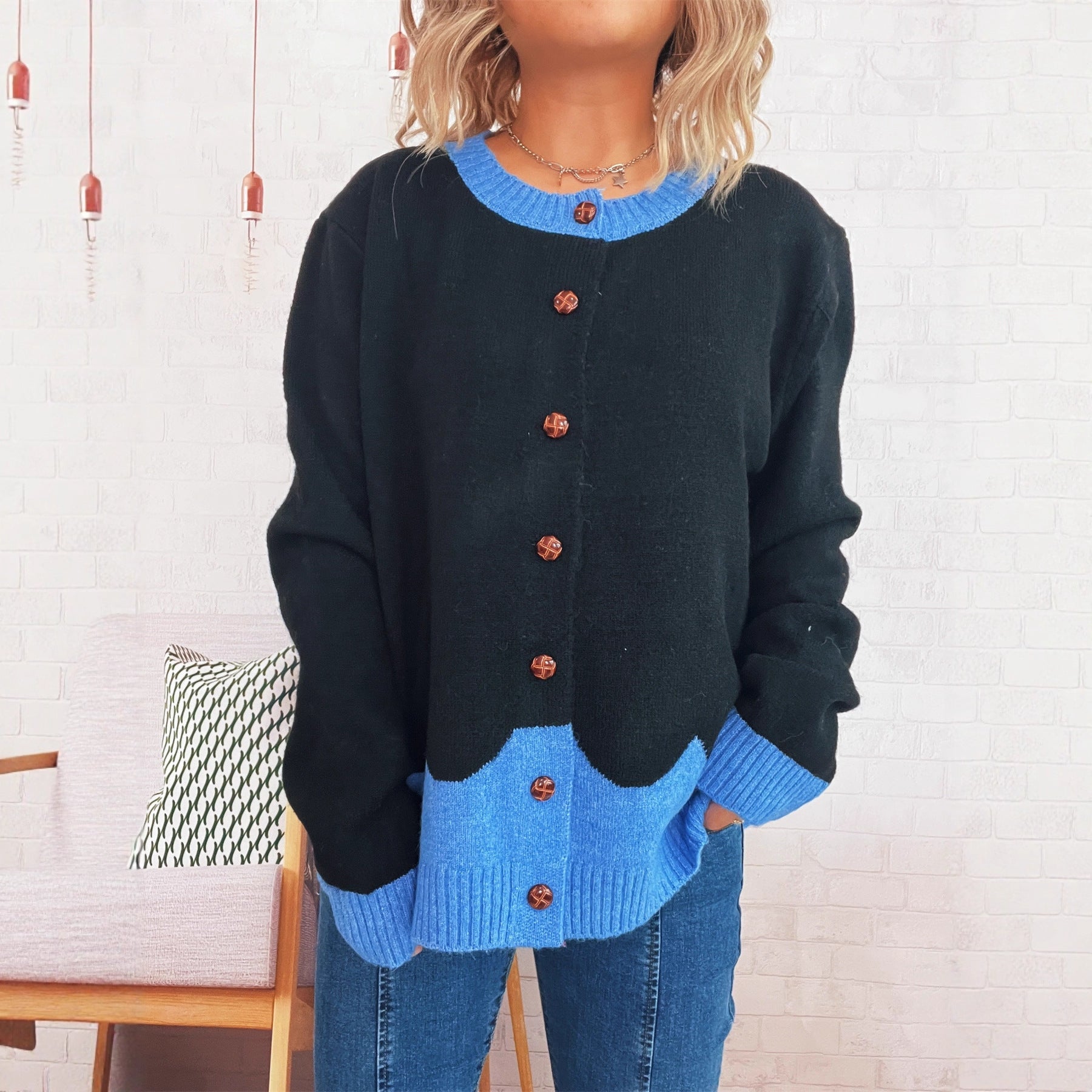 Damen lässige Strickjacke mit buntem Kontrast und eleganten Knopfdetails R&B
