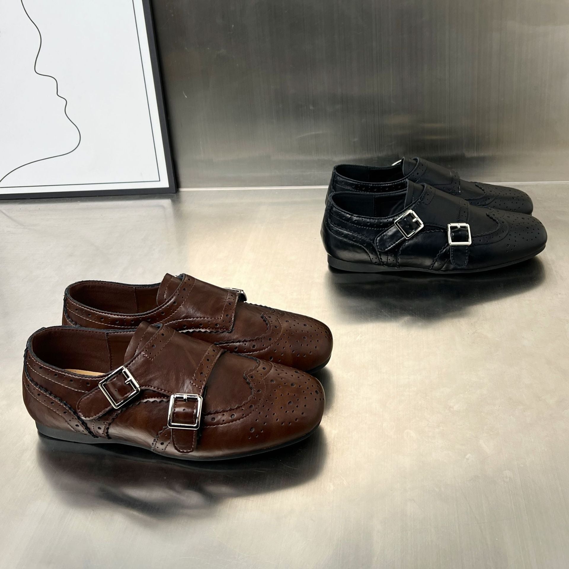 Damen elegante Mokassins mit modischen Schnallen und perforierten Details R&B