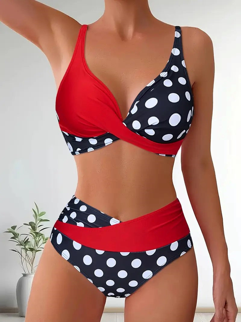 Damen Bikinimodell im modernen Wickelstil R&B
