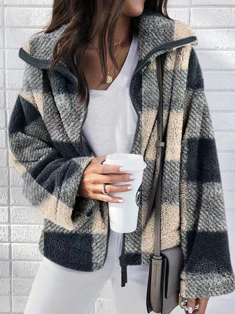 Damen kuschelige Fleecejacke mit Karomuster und hohem Kragen