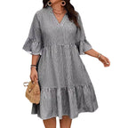 Damen gestreiftes Sommerkleid mit voluminösen Rüschensäulen und V-Ausschnitt R&B