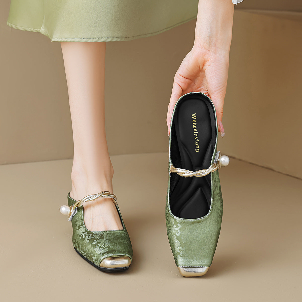 Damen Slingback-Mules mit schimmerndem Stoff und dekorativem Schnallenakzent