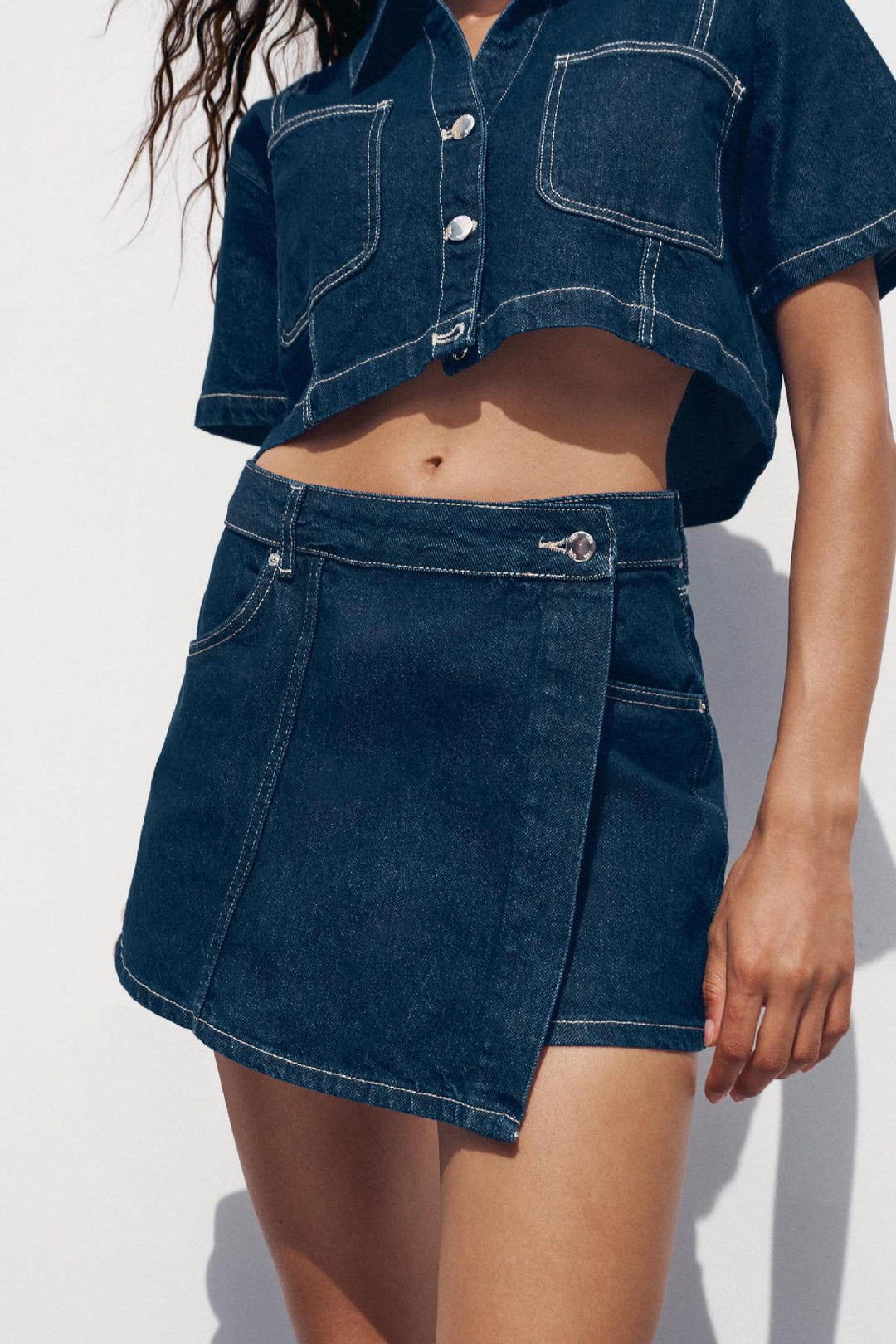 Damen Denim-Crop-Jacke mit praktischen Taschen und modernem Design R&B