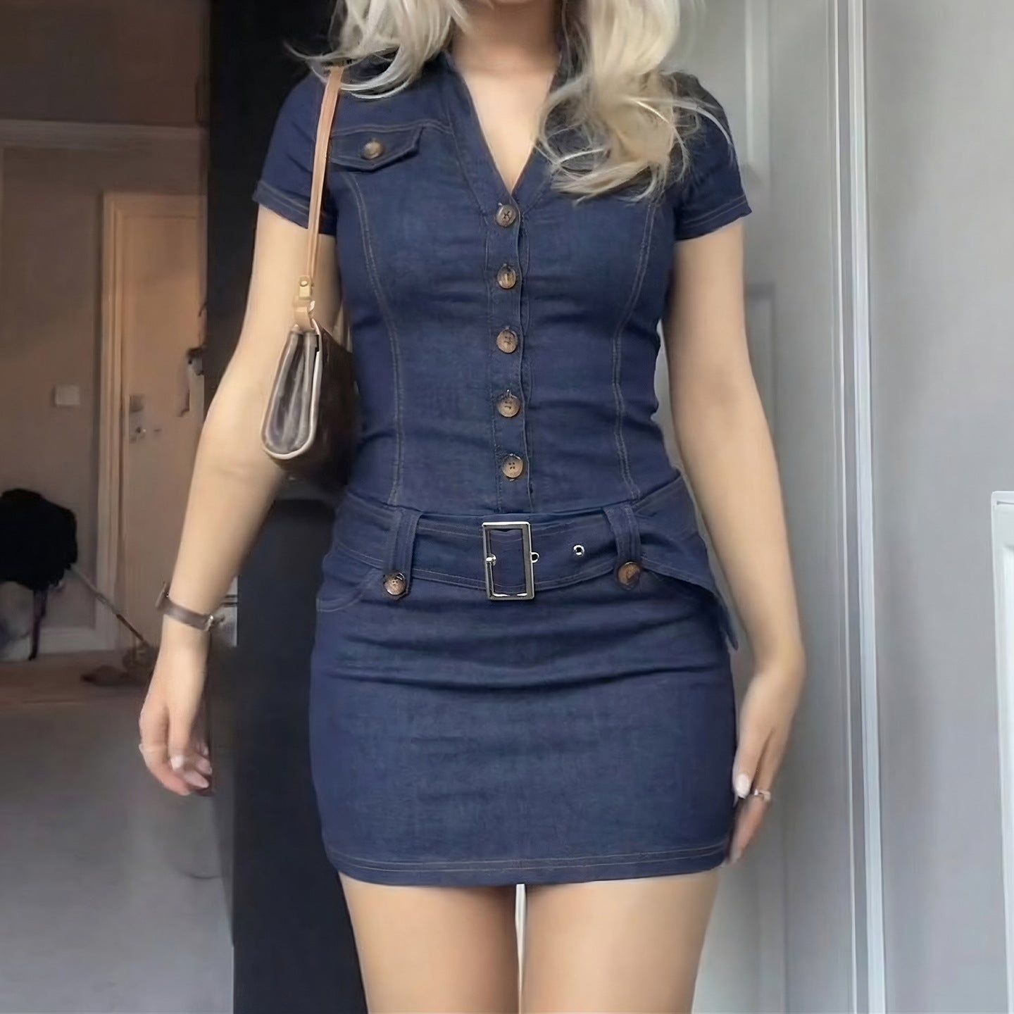 Damen Denim Kleid mit modernen Knopfdetails und taillierter Silhouette R&B