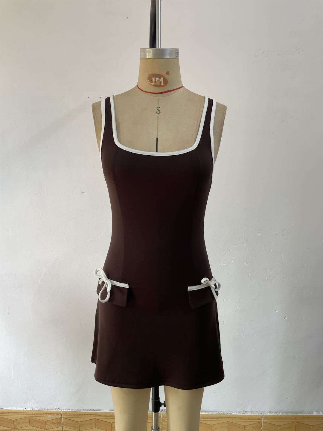 Damen Sommerliches Minikleid mit praktischen Taschen und verstellbaren Trägern R&B