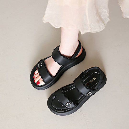 Damen Riemensandalen mit dekorativen Herz-Akzenten R&B
