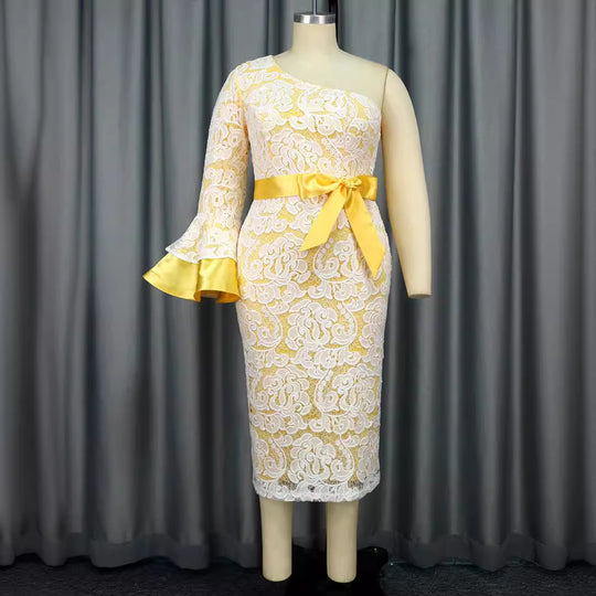 Damen Spitzenkleid mit asymmetrischem Schnitt und eleganten Volantärmeln R&B