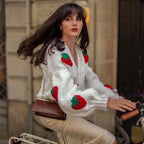 Damen Kuscheliger Strickjacke mit fröhlichem Erdbeermuster und Knopfdetails R&B