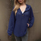 Damen lässiger Kapuzenpullover mit strukturiertem Design und Knopfdetails