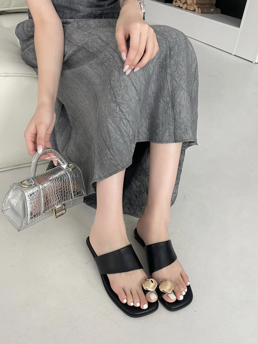 Damen Elegante Pantoletten mit modischem Design und goldenen Akzenten R&B