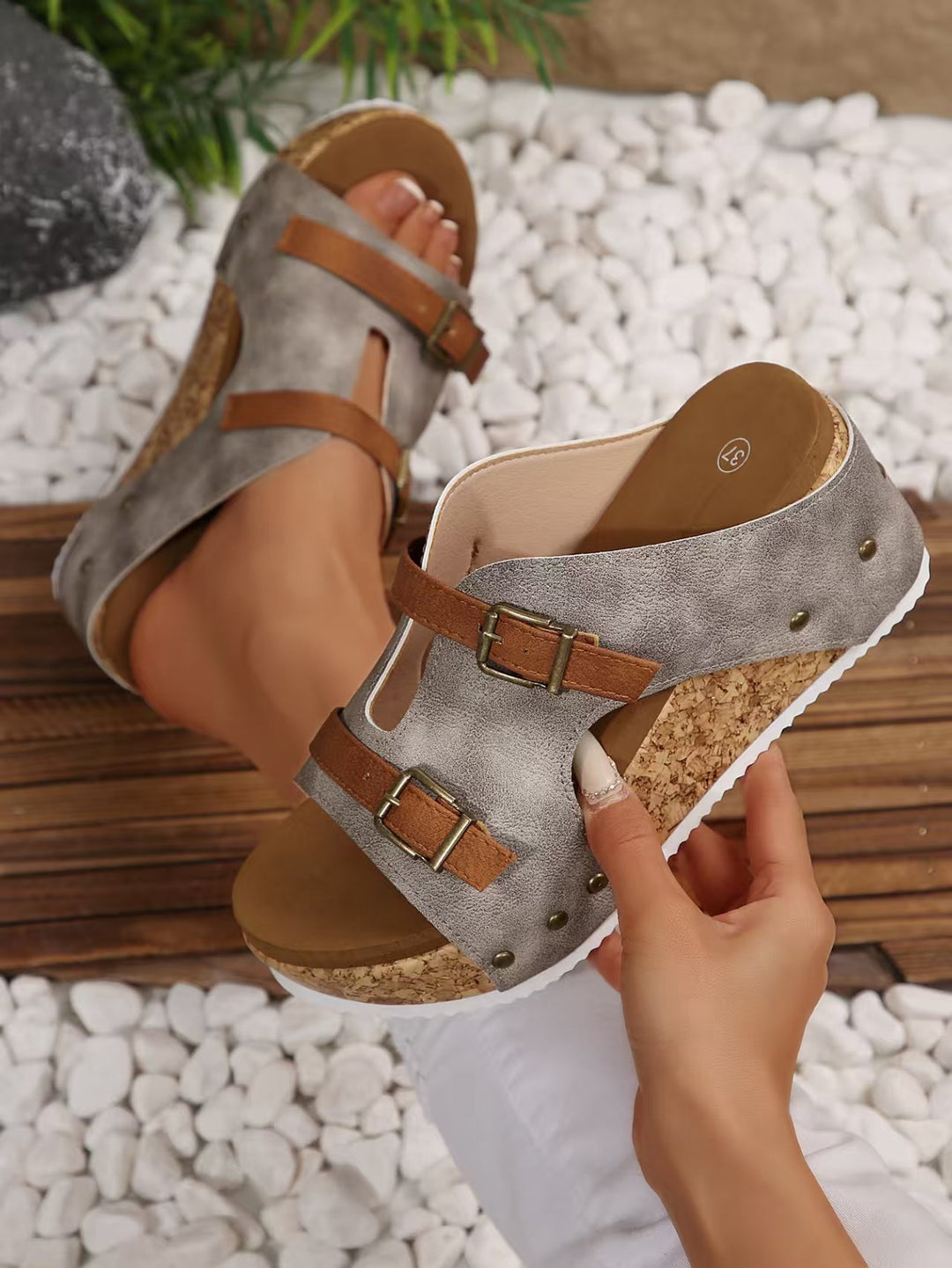 Damen bequeme Wedge-Pantoletten mit dekorativen Riemchen und korkgesunder Sohle R&B