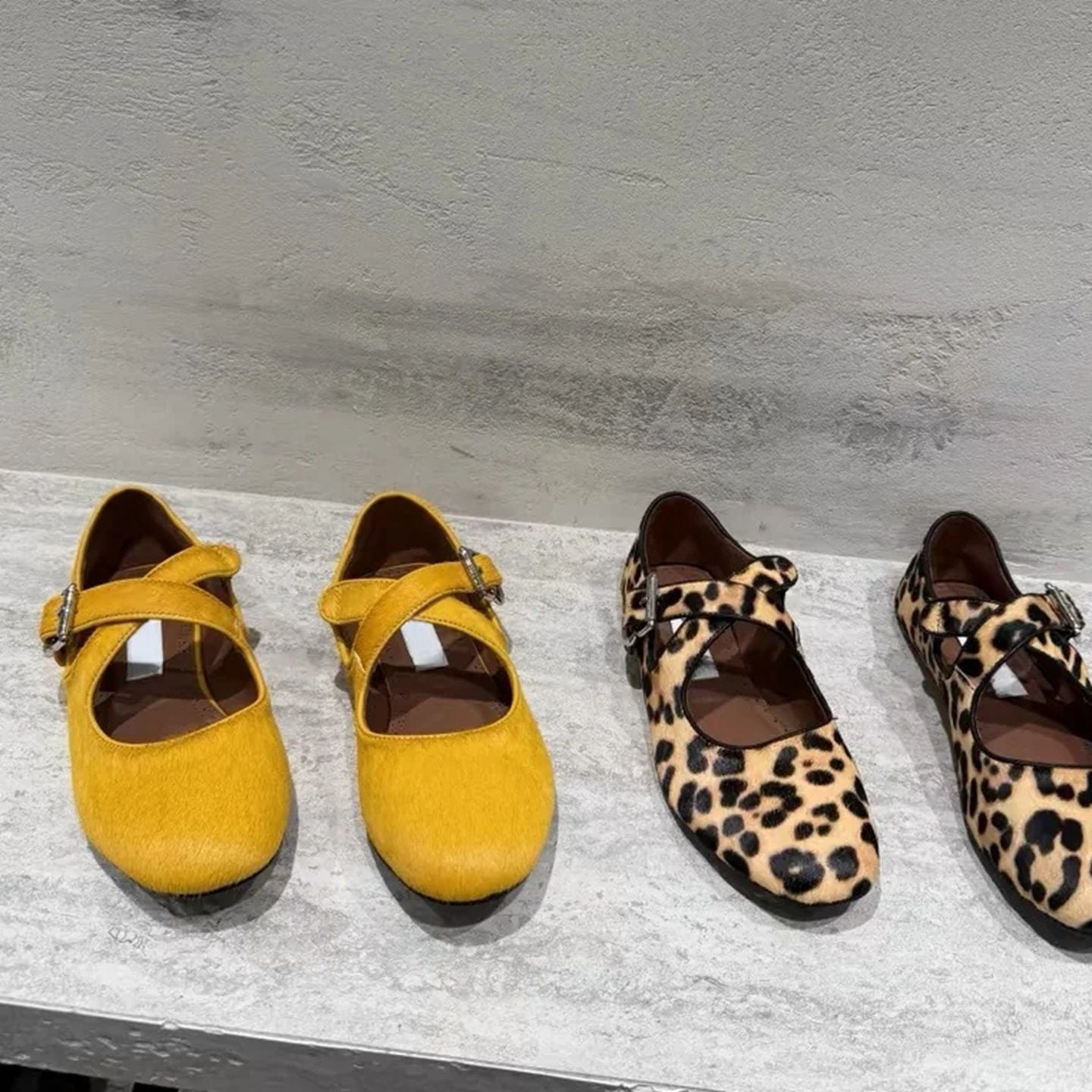 Damen Ballerinas mit elegantem Riemen und geschwungener Form R&B
