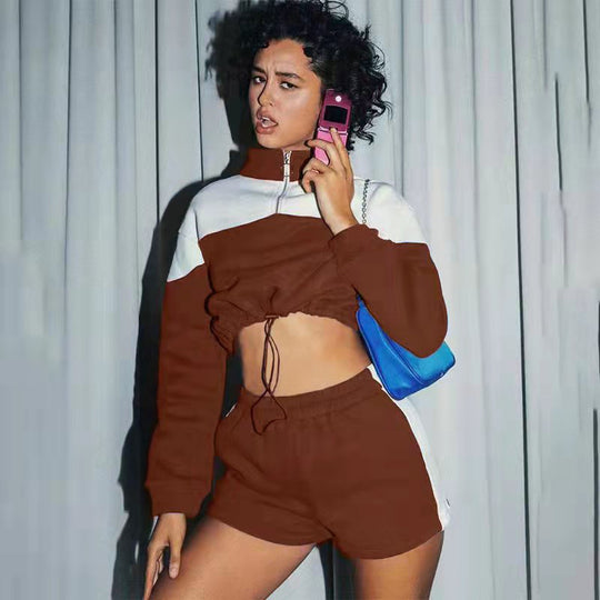 Damen modernes Sportoberteil mit kurzem Schnitt und dazu passender Shorts R&B