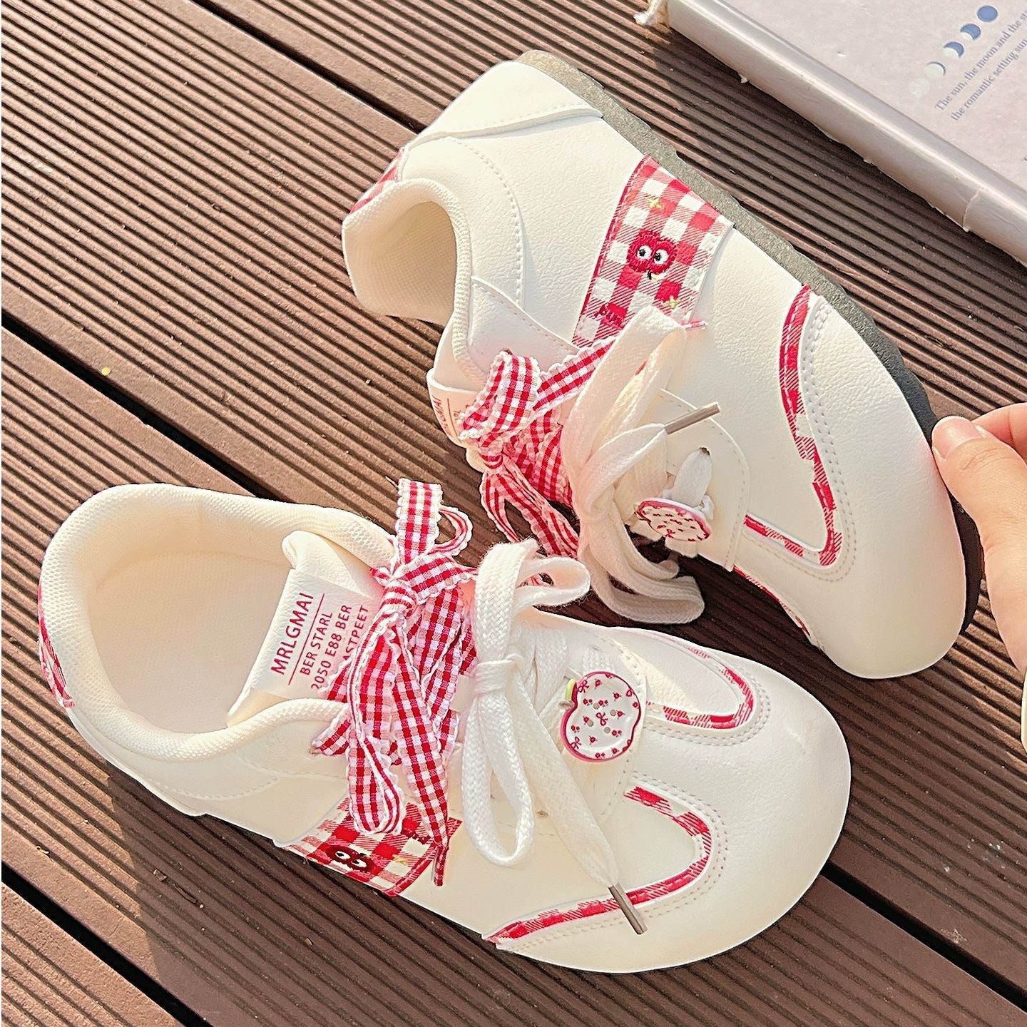 Damen Sneakers mit verspieltem Karomuster und dekorativen Schleifen