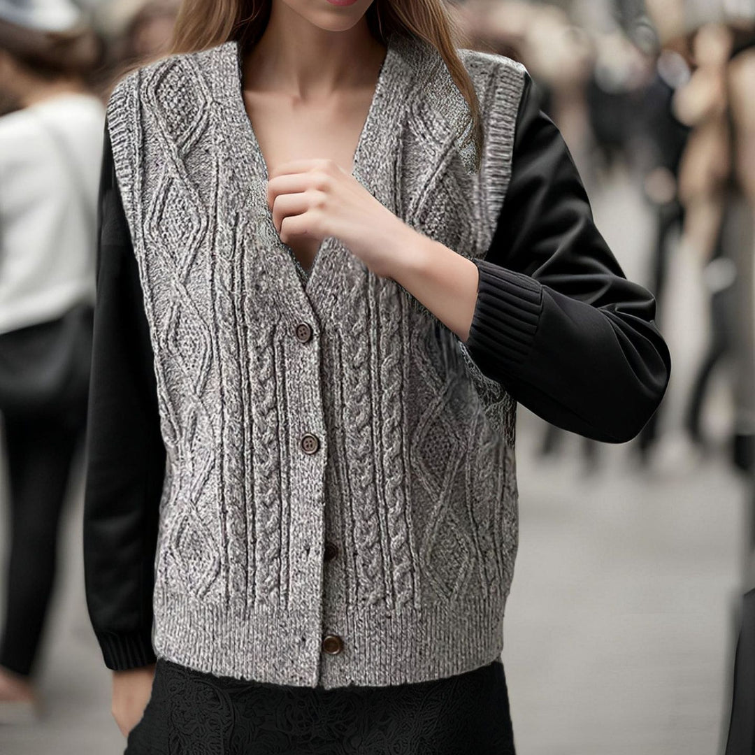 Damen Strickweste mit kunstvollem Zopfmuster und Knopfdetails R&B