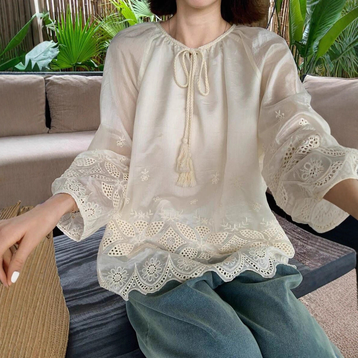 Damen zeitlose Bluse mit besticktem Spitzenbesatz und Bindand