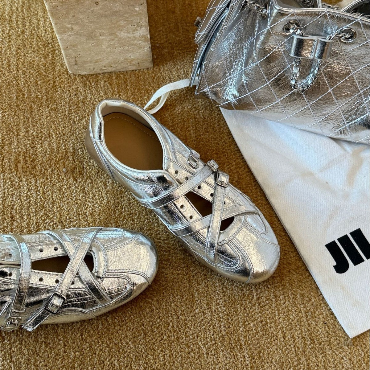 Damen modische und glänzende Sneakers mit verstellbaren Riemen und komfortablem Fußbett