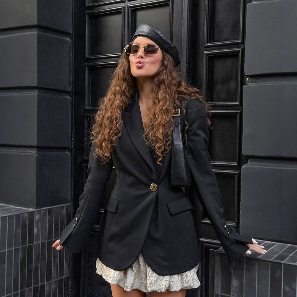 Damen Eleganter Blazer mit asymmetrischer Silhouette und goldenen Knopfdetails R&B
