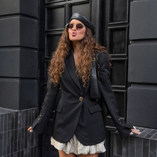 Damen Eleganter Blazer mit asymmetrischer Silhouette und goldenen Knopfdetails R&B
