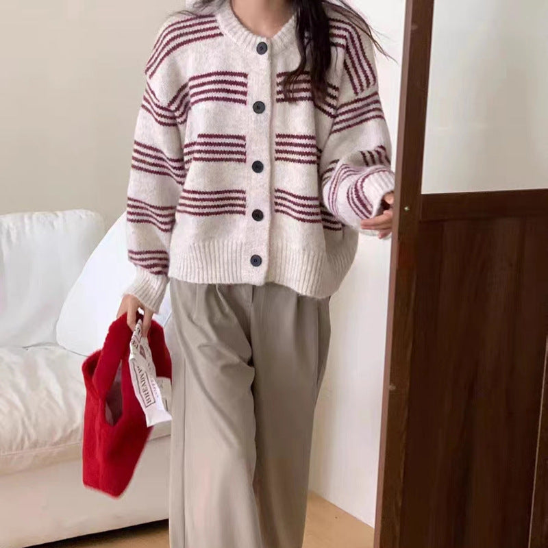 Damen modische Strickjacke mit feiner Streifenstruktur und dekorativen Knöpfen R&B