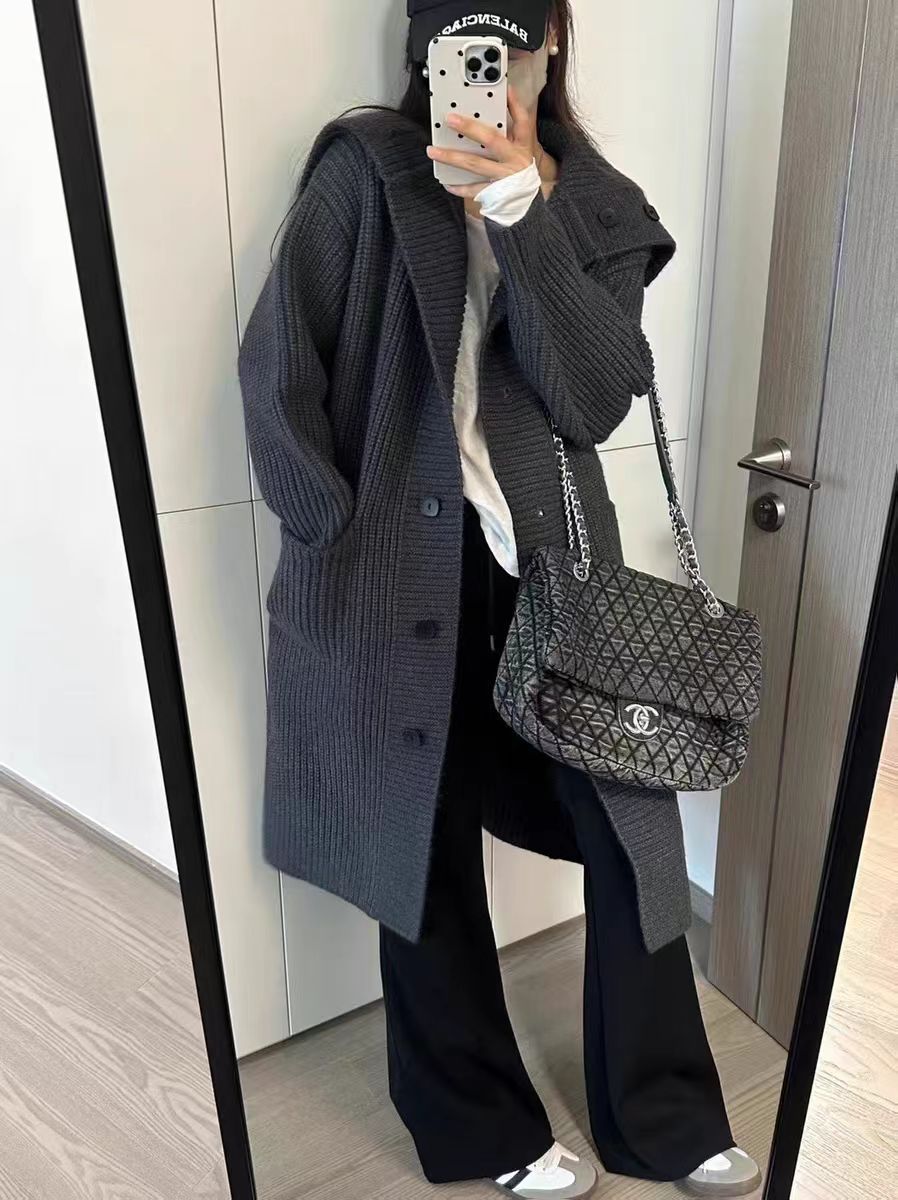 Damen Grobstrickjacke mit voluminösem Schnitt und dekorativen Knöpfen R&B