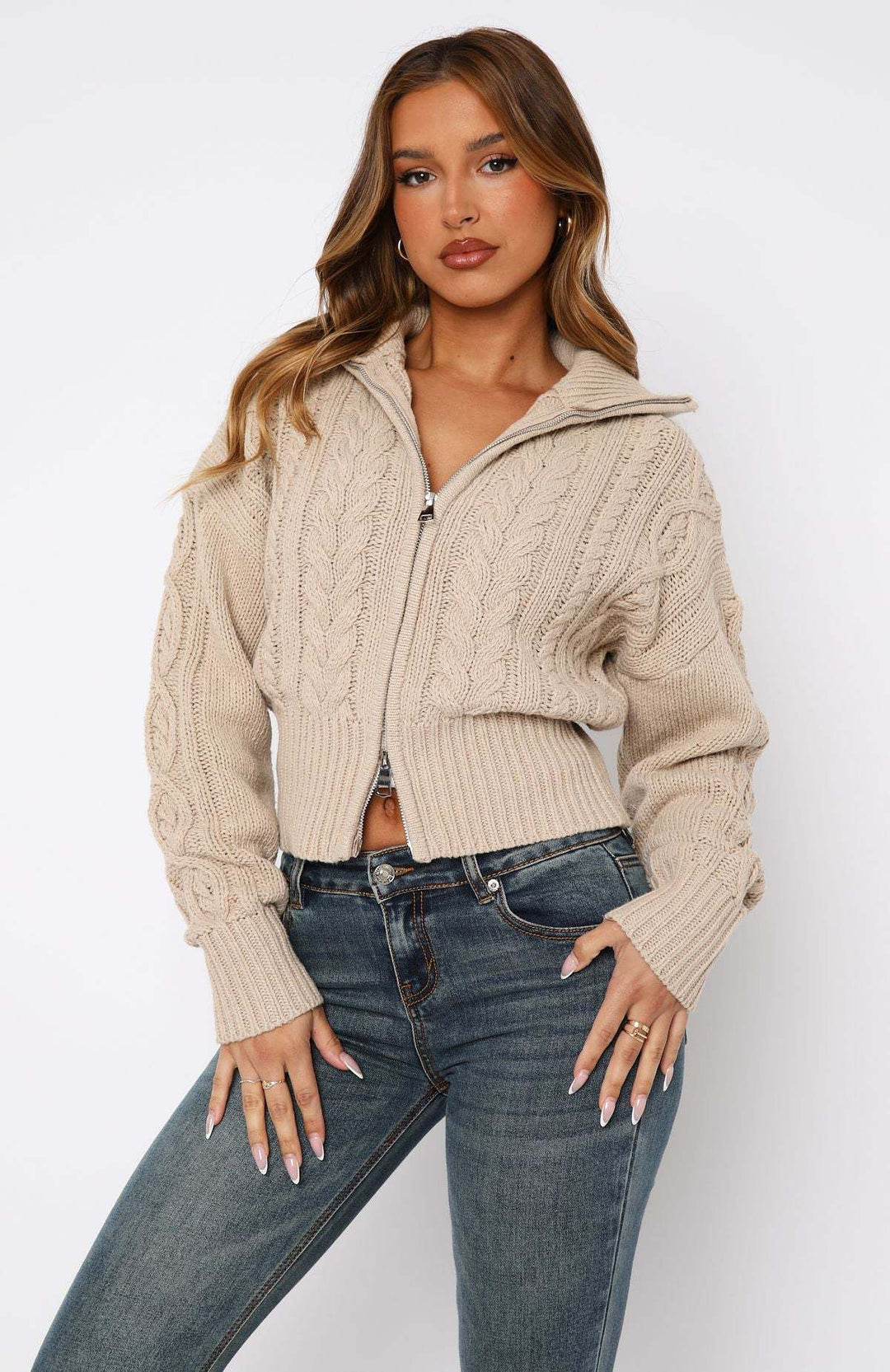 Damen cropped Strickjacke mit detailliertem Zopfmuster und hohem Kragen R&B