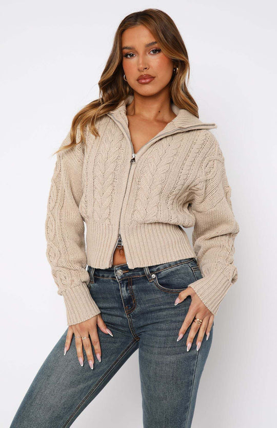 Damen cropped Strickjacke mit detailliertem Zopfmuster und hohem Kragen R&B
