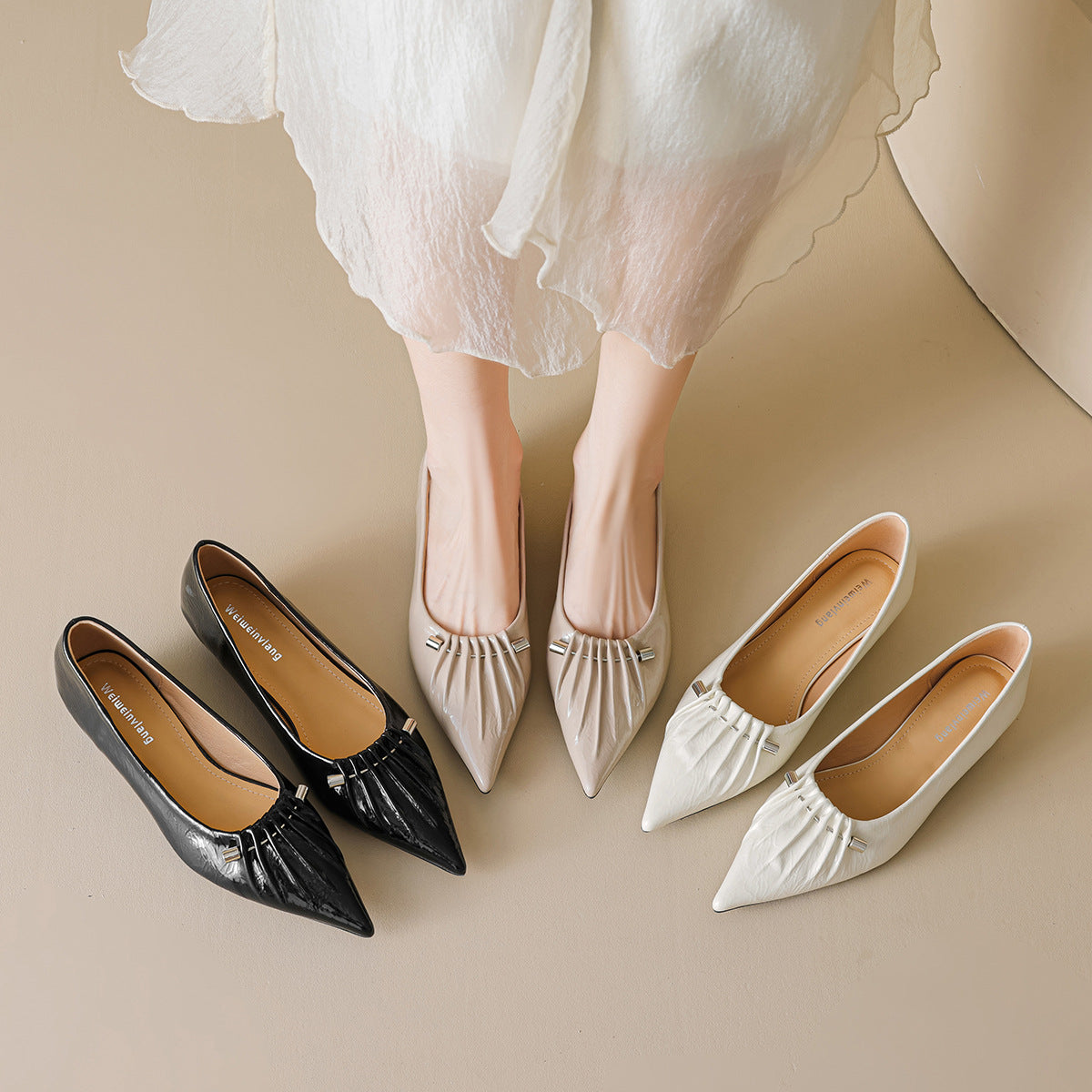 Damen spitz zulaufende Ballerinas mit dekorativem Faltendesign und metallic Akzent