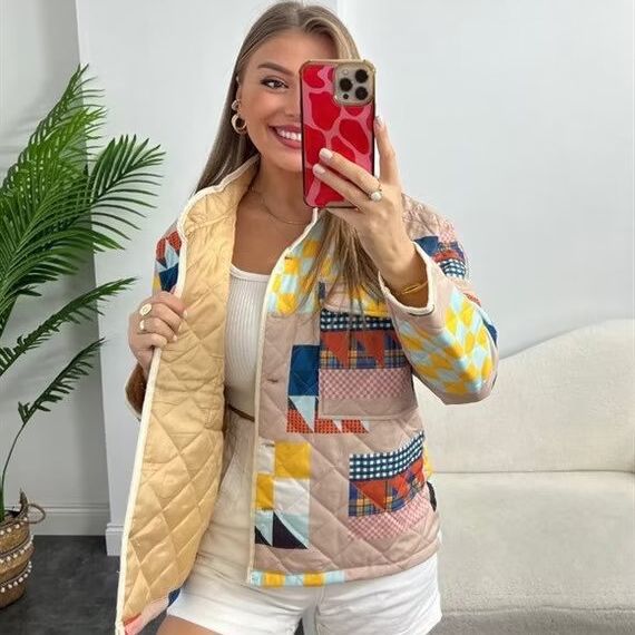 Damen gesteppte Übergangsjacke mit buntem Patchwork-Muster und großen Taschen R&B
