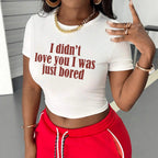 Damen Crop-Shirt mit kreativem Statement und figurbetontem Schnitt R&B