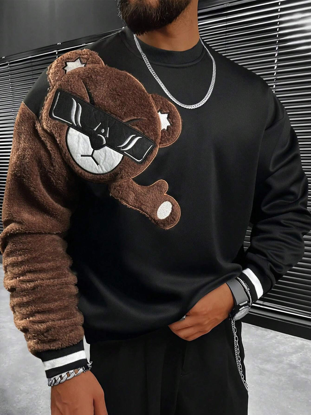 Herren Sweatshirt mit plüschiger Bärenapplikation R&B