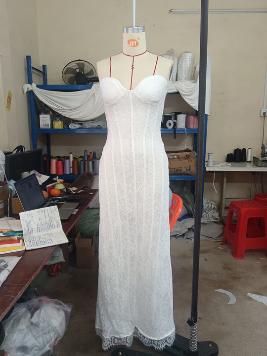 Damen Hochzeitskleid mit elegantem trägerlosen Design und luxuriösem Tüllabschluss R&B