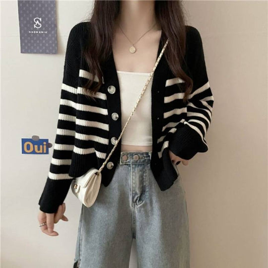 Damen gestreifte Strickjacke mit elegantem V-Ausschnitt und dekorativen Knöpfen R&B