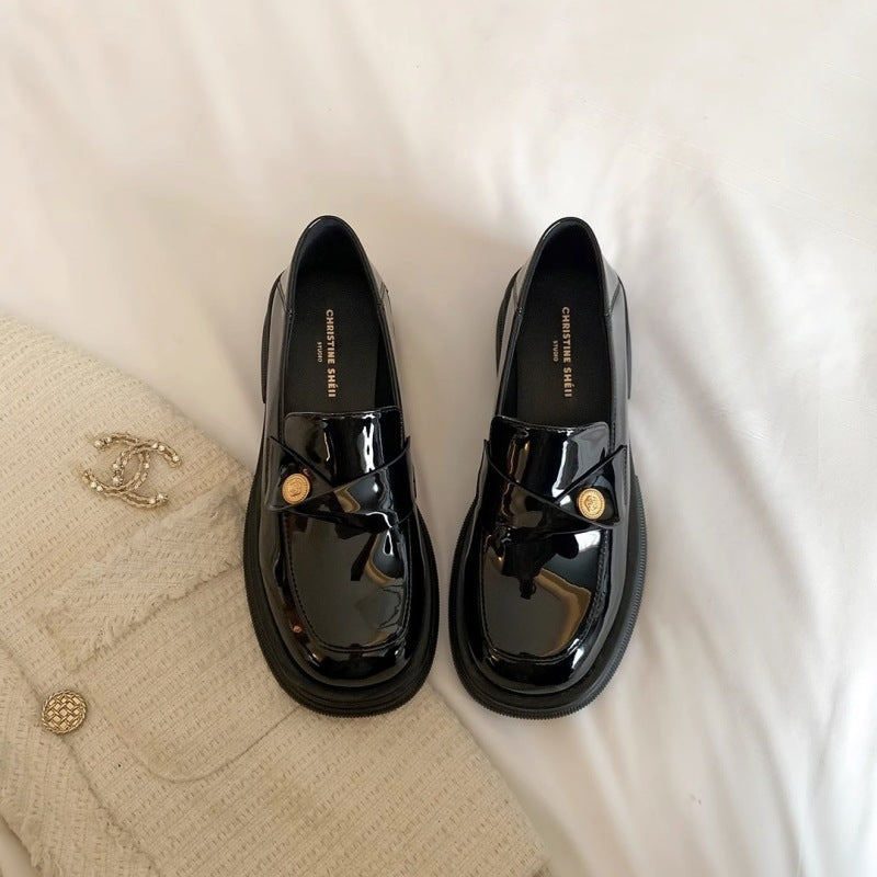Damen Elegante Lackleder-Ballerinas mit modischem Riemchen und dekorativen Knopfdetails R&B