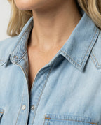 Damen taillierte Kurzjacke aus Denim mit kurzen Ärmeln Brusttaschen und Metallknöpfen R&B