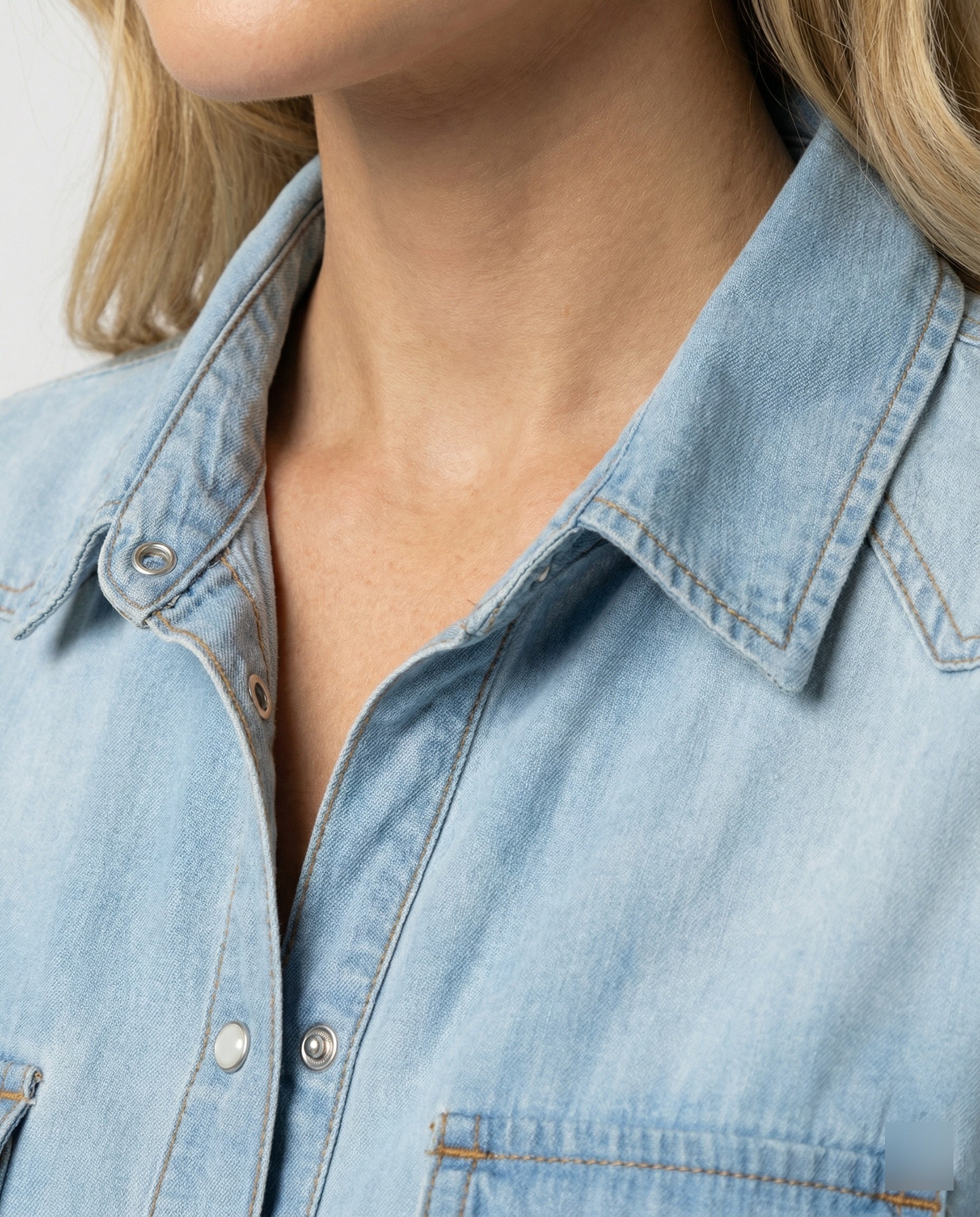 Damen taillierte Kurzjacke aus Denim mit kurzen Ärmeln Brusttaschen und Metallknöpfen R&B