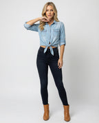 Damen taillierte Kurzjacke aus Denim mit kurzen Ärmeln Brusttaschen und Metallknöpfen R&B