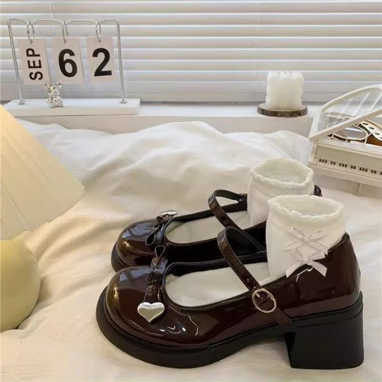 Damen Süße Mary Jane Schuhe mit herzförmigem Detail und dekorativem Rüschensocke R&B