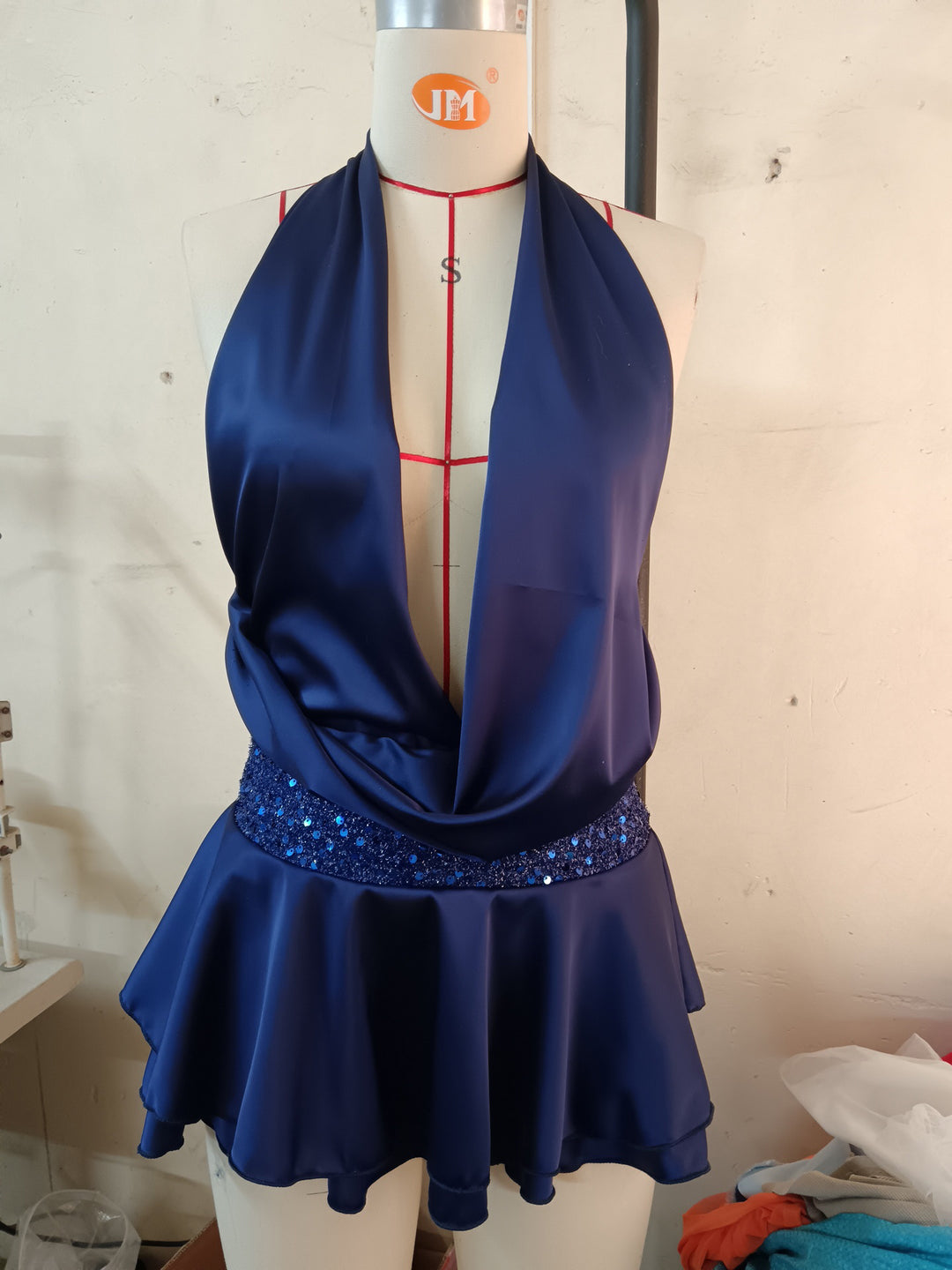 Damen elegantes Cocktailkleid mit tiefem V-Ausschnitt und voluminösem Rock R&B