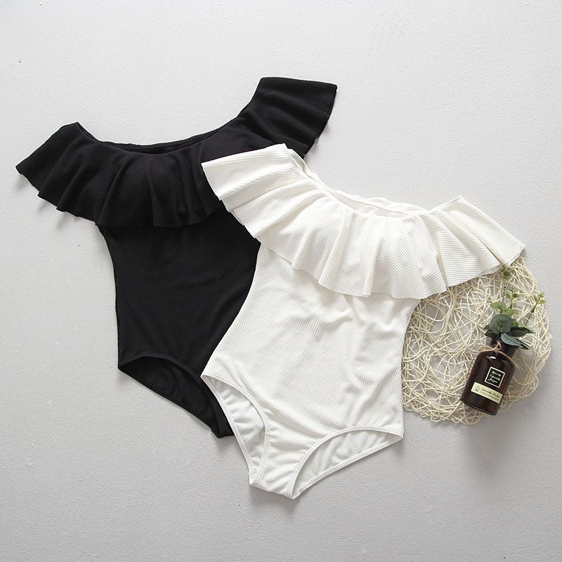 Damen Badeanzug mit Volant und eleganter Rippstruktur R&B