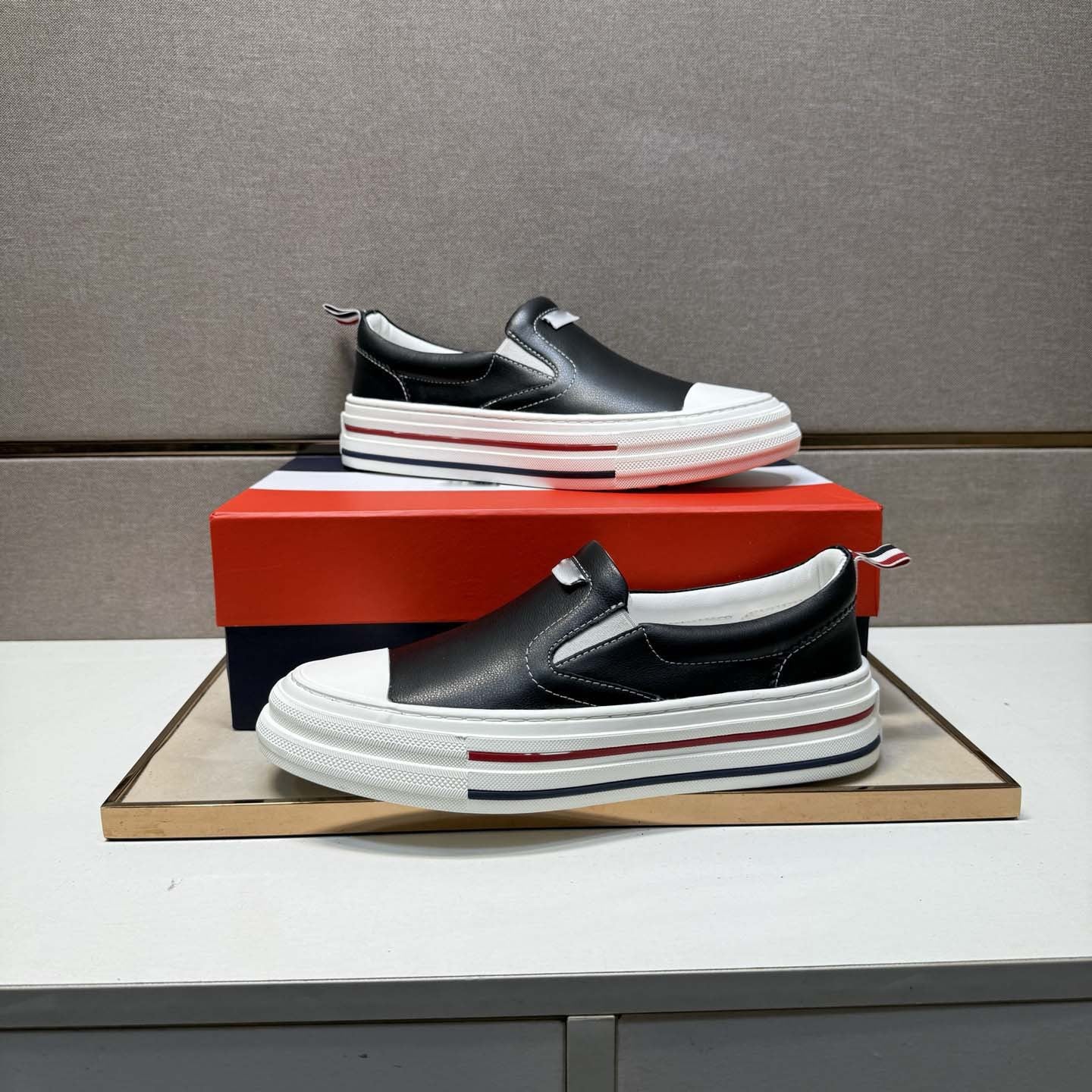 Damen Komfortable Slip-On Sneakers mit modischem Design und raffiniertem Sohlenprofil R&B