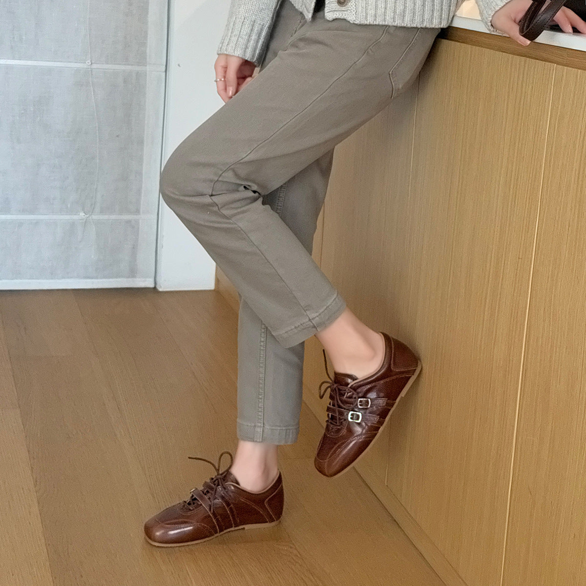 Damen Elegante Ledersneaker mit modischem Schnürsystem und komfortabler Innensohle R&B