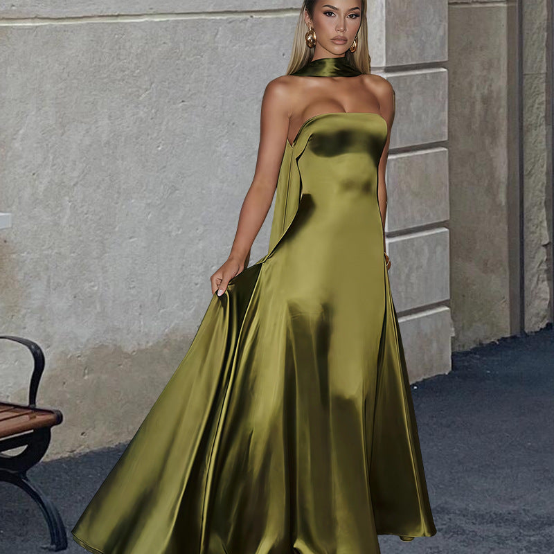 Damen Bandeau-Maxikleid mit schickem Halsschmuck und fließendem Satin R&B
