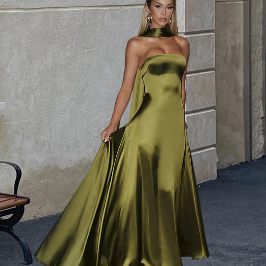 Damen Bandeau-Maxikleid mit schickem Halsschmuck und fließendem Satin R&B