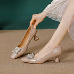 Damen elegante Pumps mit funkelndem Schmuckdetail