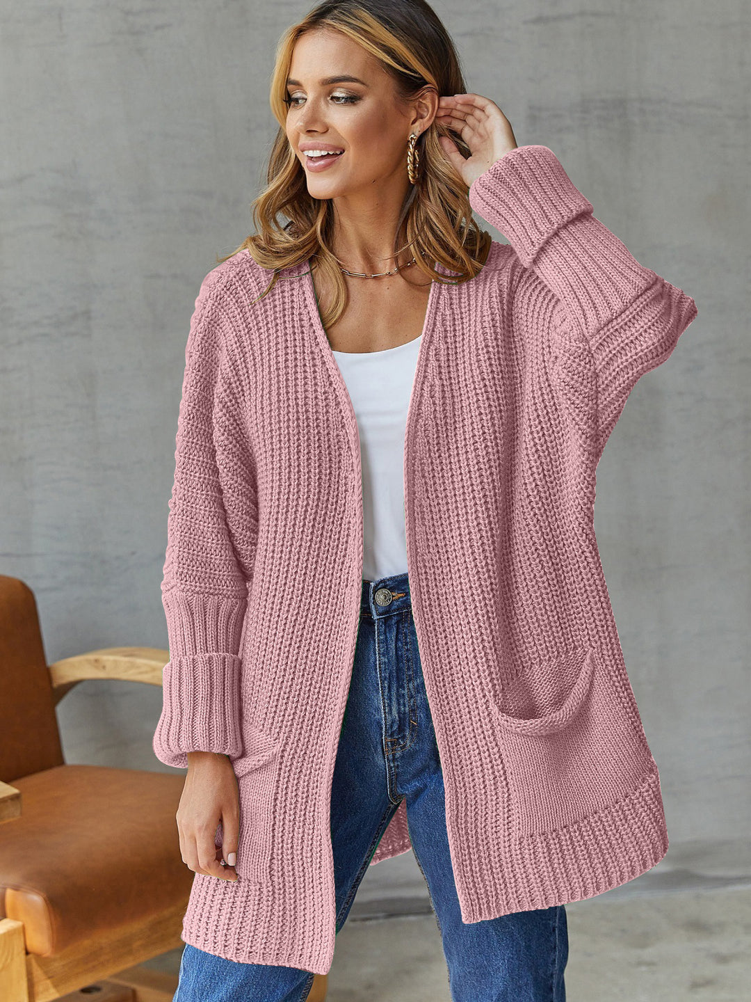 Damen Grobstrickjacke mit tiefem V-Ausschnitt und praktischen Taschen R&B