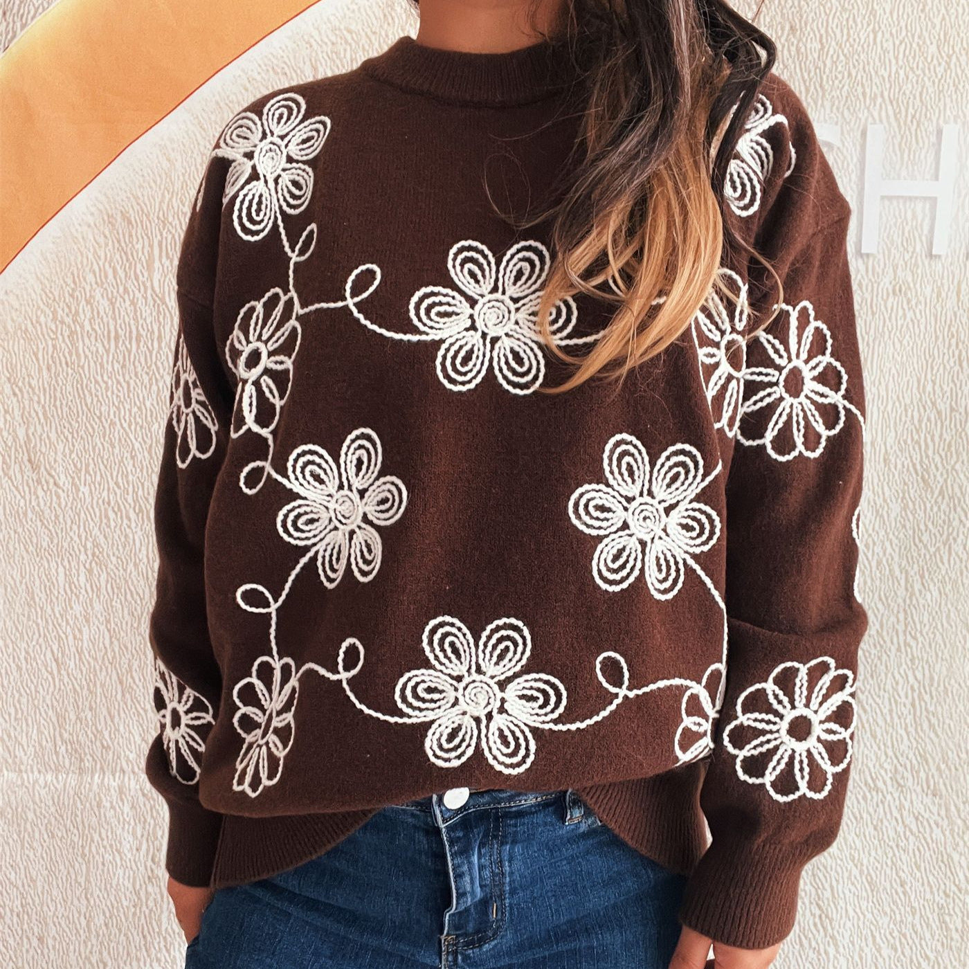 Damen kuscheliger Strickpullover mit floralen Applikationen und Rundhalsausschnitt R&B