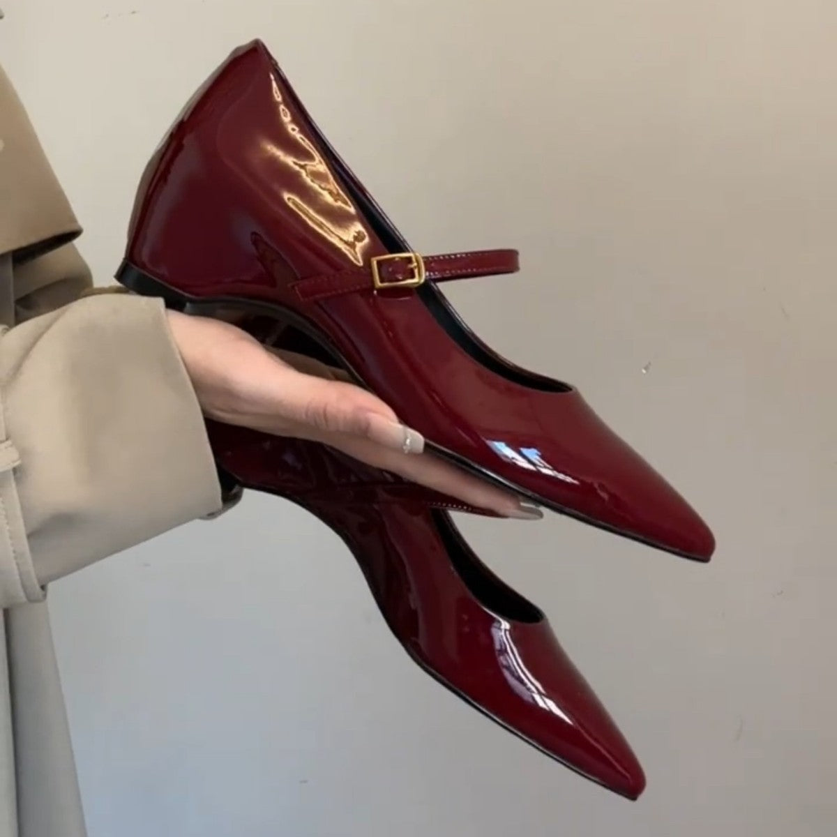 Damen elegante Pumps mit verstellbarem Riemen und spitzem Zehenbereich R&B