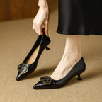 Damen stilvolle spitze Pumps mit dekorativem Schmuckelement